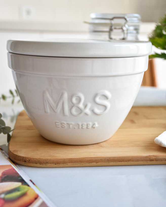 یک کاسه درب دار از برند m&s