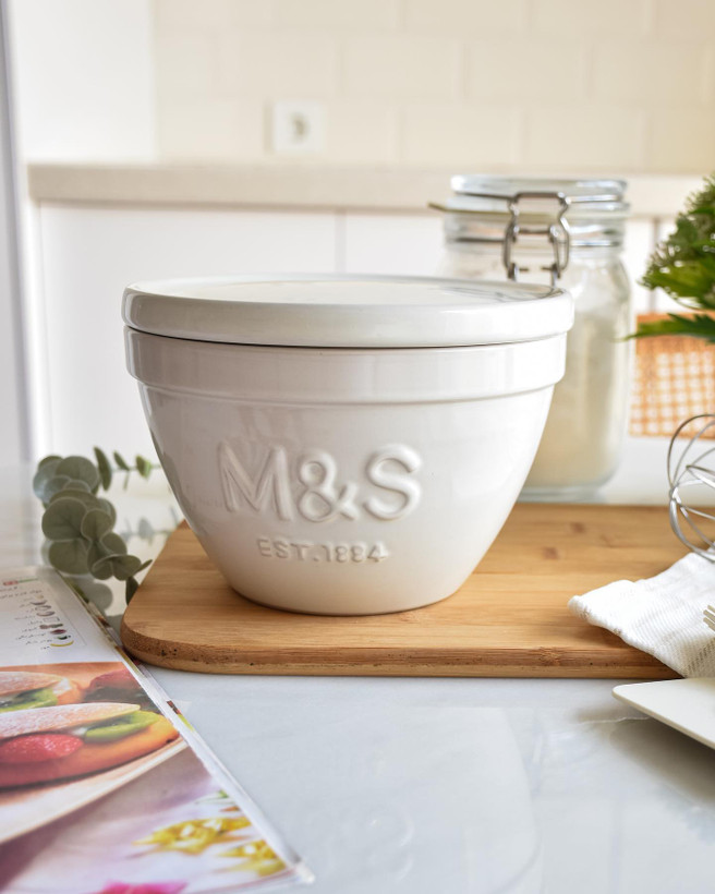 یک کاسه درب دار از برند m&s