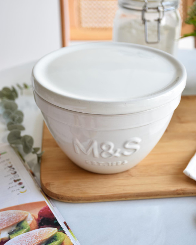 یک کاسه درب دار از برند m&s