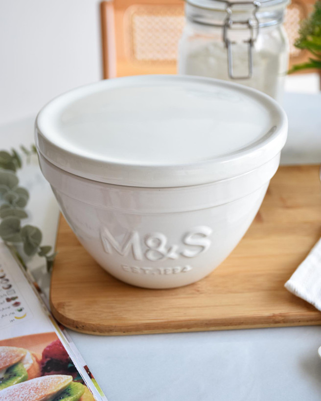 یک کاسه درب دار از برند m&s